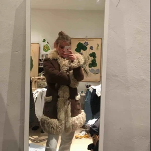  - Mysig fårfällsjacka 