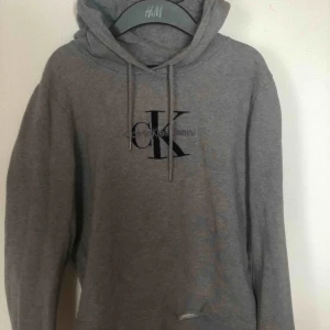  - Köpare står för frakt! Jättefin Calvin Klein hoodie! ✨äkta!✨