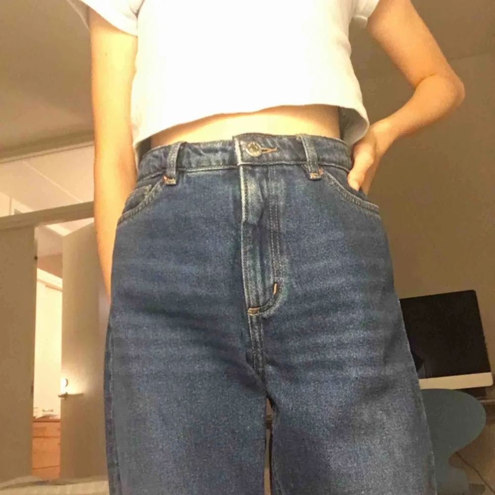 ätte fina MOM JEANS från Monki. använda 3 ggr. säljes då de är lite stora för mig, nypris 400kr. möts helst upp i sthlm 🧡 PRIS ALLTID PRUTBART. Jeans & Byxor.