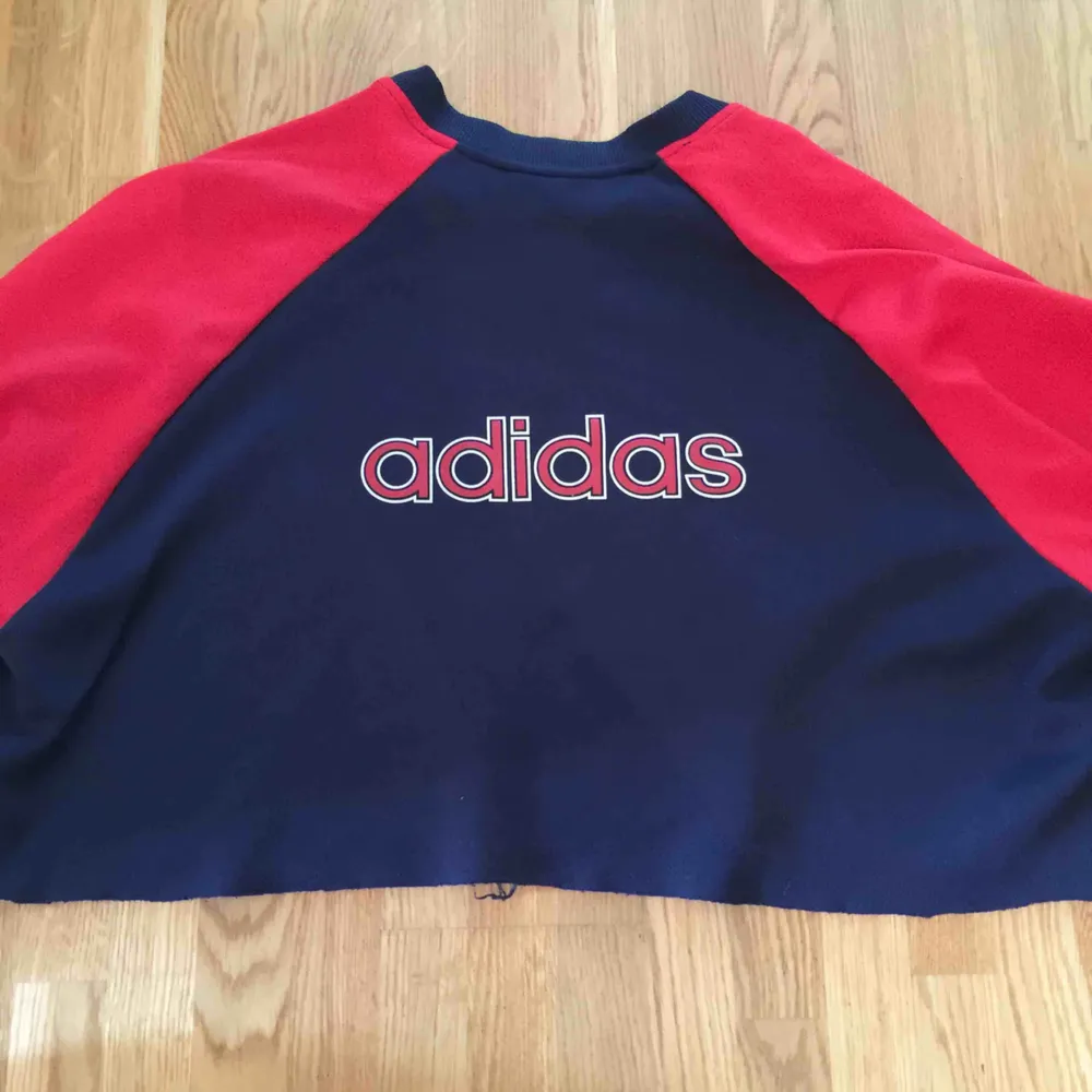 Oversize vintage Adidaströja. Mörkblå med röda ärmar. Passar storlek S-XL. Avklippt modell.. Hoodies.