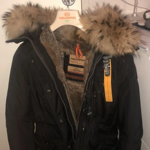  - Säljer min Parajumper Denali köpt på Johnells.se för 9 499kr. Jackan är endast använd ett fåtal gånger & är i mycket bra skick. Säljer jackan pågrund av att den inte kommer till användning. 
