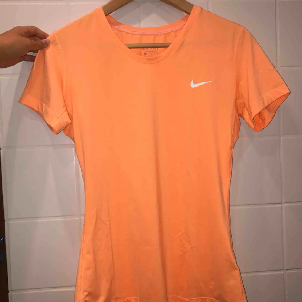 Orange tränings t-shirt från Nike Pro. Är ganska liten i storleken, jag brukar normalt ha small. Riktigt skön tränings t-shirt men har knappt använts. Frakten ingår i priset och priset kan såklart diskuteras. Ha en bra dag!. T-shirts.