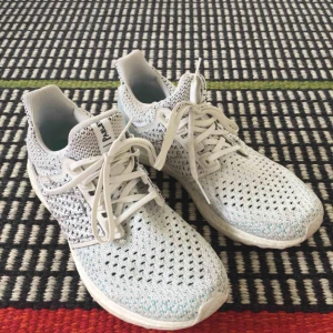  - Superfräscha adidas boost limited edition Parley 🏃‍♀️ löparskor/street sneakers. Använt dem max 3 ggr, insåg sedan att de tyvärr är för stora för mig. Nypris ca 1400kr🌻Köparen står för frakten (kan också hämtas upp i Östersund)🌻Betalas med Swish