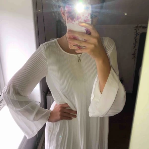  - Såå fin klänning från BikBok som tyvärr aldrig har kommit till användning, lapp sitter fortfarande kvar. Nypris 399, säljer nu för 150. Perfekt med bälte i midjan (ingår ej). Finns att hämta i Östersund annars står köparen för frakten💕