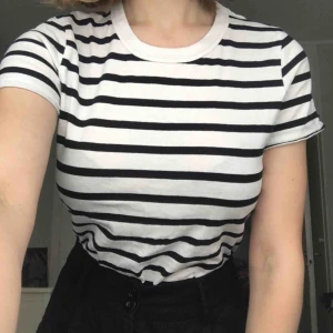  - T-shirt från Weekday i storlek S, knappt använd. Jättefin! Kan mötas upp i Stockholm eller skicka mot fraktkostnad