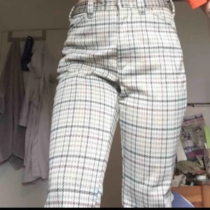  - Vintage byxor i ett rutigt mönster med vida ben. Skulle säga storlek S/M beroende på hur man vill att de ska sitta. 
