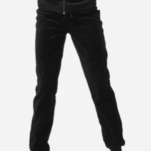  - Har en tröja i både svart och grå i samma stl  (146-152) och de byxorna,100kr st då dem kostar 150kr st i butik