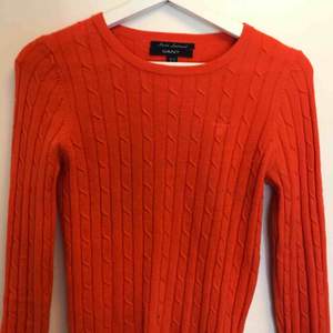 Supersnygg orange kabelstickad tröja från Gant i storlek x-small. Säljer den på grund av att jag ej passar i färgen. Använd max 1-2 gånger.  Köpt på Gant i Stockholm för 1300:- Kan mötas upp i Stockholm alt. köparen står för frakt!