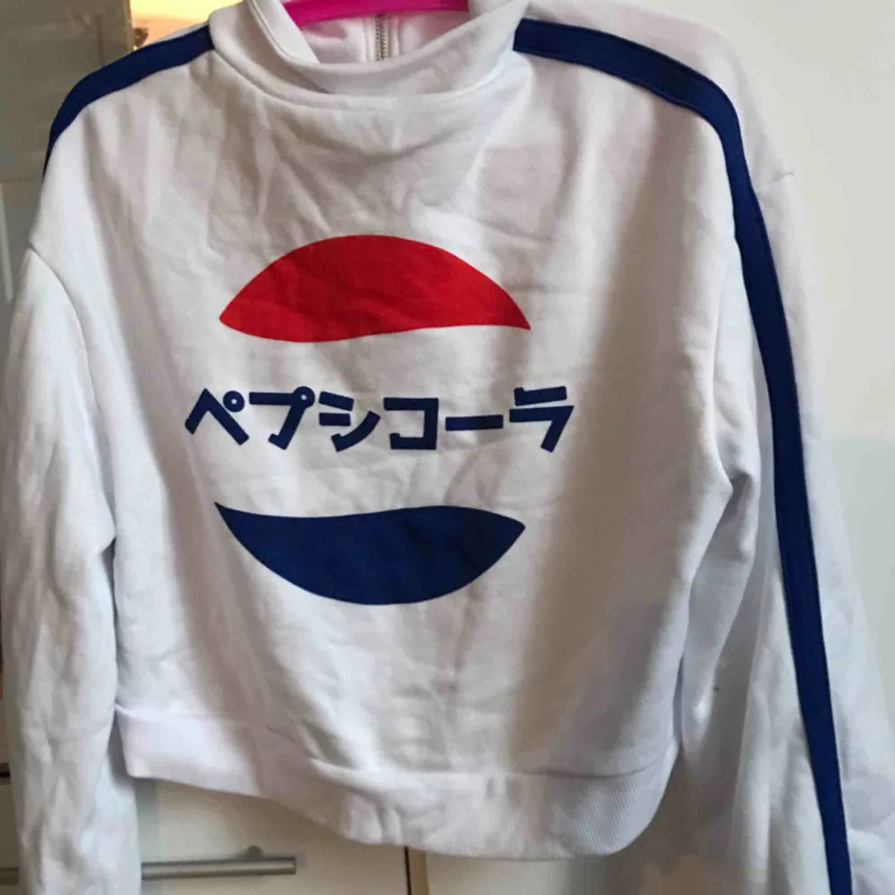 fin tröja med japansk text på baksidan och pepsi tryck på framsidan köpt för 175kr. Övrigt.