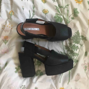  - Suuuupersnygga klackskor från & other stories. Köpta här på plick men tyvärr aldrig använda av mig då jag är ovan vid att gå i högklackat. Jättefint skick, några små skavanker syns på bilderna. 150 + 87 kronor i frakt/möts upp i Stockholm 