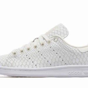 - Adidas Stan Smith med snake print  Använda fåtal gånger, superfint skick Strl 36 
