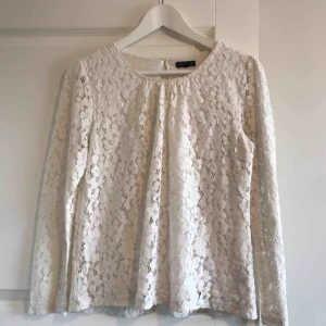  - Storlek S, Spetsblus från MQ, märket Stockh lm, nyskick, knappt använd