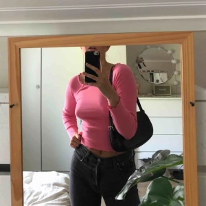  - Ribbad Rosa urringad topp med fina våffeldetaljer i ärm och krage, köparen står för frakten