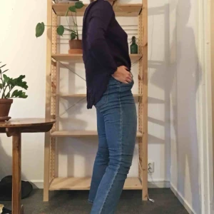  - Lite kortare, slutar precis ovanför fotknölen. Sitter bra på mig som är 163 cm. 