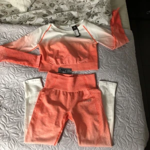  - Helt oanvänt seamless set från ICANIWILL i stl M, båda delarna. Lappar kvar, köptes för 1100kr. Överdelen är en crop top, tightsen är stretchiga och har sömmar som ”lyfter” rumpan🌸 Säljer för färgen passar inte mig och fick detta i present. 