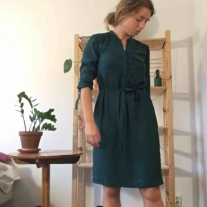  - Går att knyta både fram och bak. jag är 164 cm lång. 