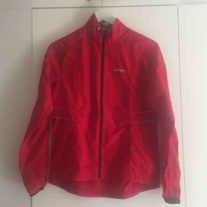  - Löparjacka i dammodell strl S från Craft. Endast använd fåtal gånger. 📬 Frakt 55kr.