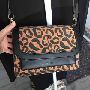  - Superfin leopard mönstrad axelärmväska från NAKD, aldrig använt så säljer den, finns inte att köpa längre.  Kan fraktas om du betalar frakt, skickas i samma ”väskpåse” som jag fick den i (se bild 3). Fråga ifall du har frågor😊💕