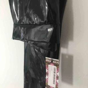  - Oanvända lack byxor från boohoo 