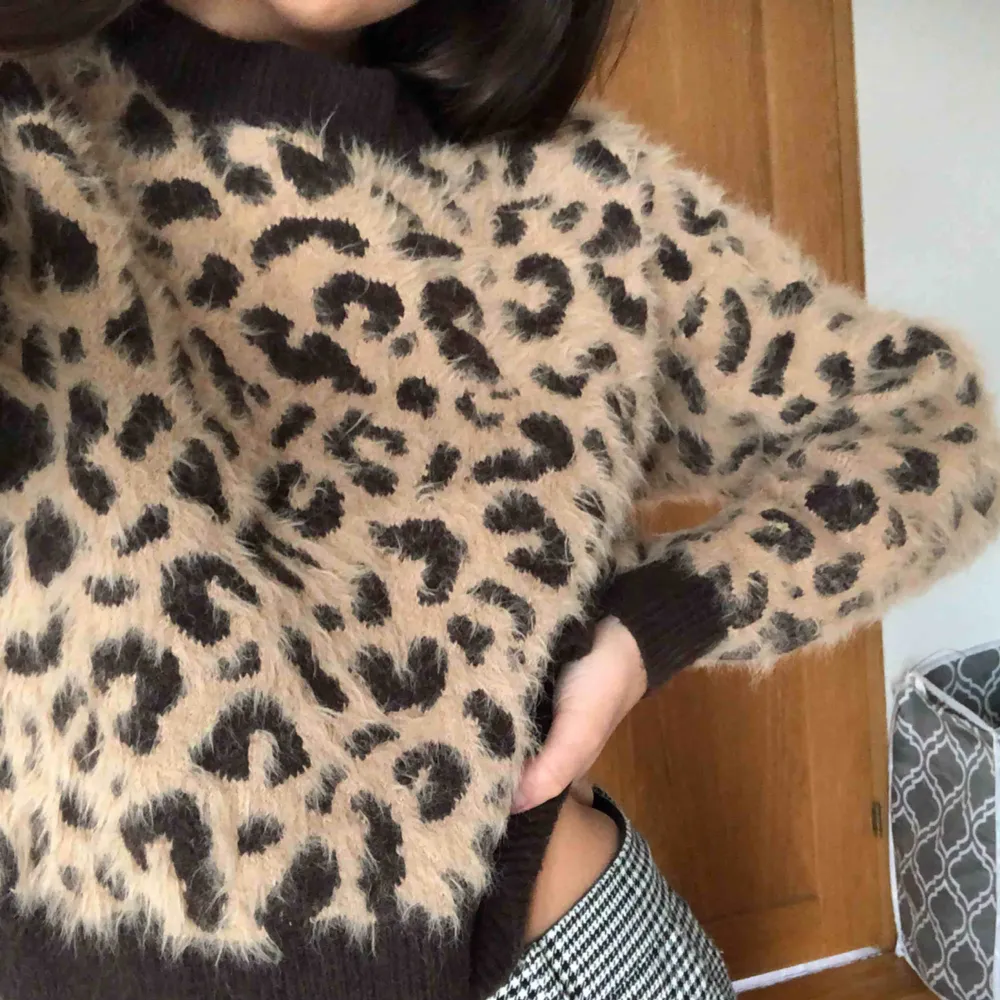 leopardmönstrad tröja som är sparsamt använd och i fint skick! 💗💕💓. Tröjor & Koftor.