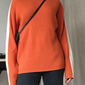  - Stickad oversized tröja. Fin detalj på armarna. Kan mötas på söder annars tillkommer frakt🥰