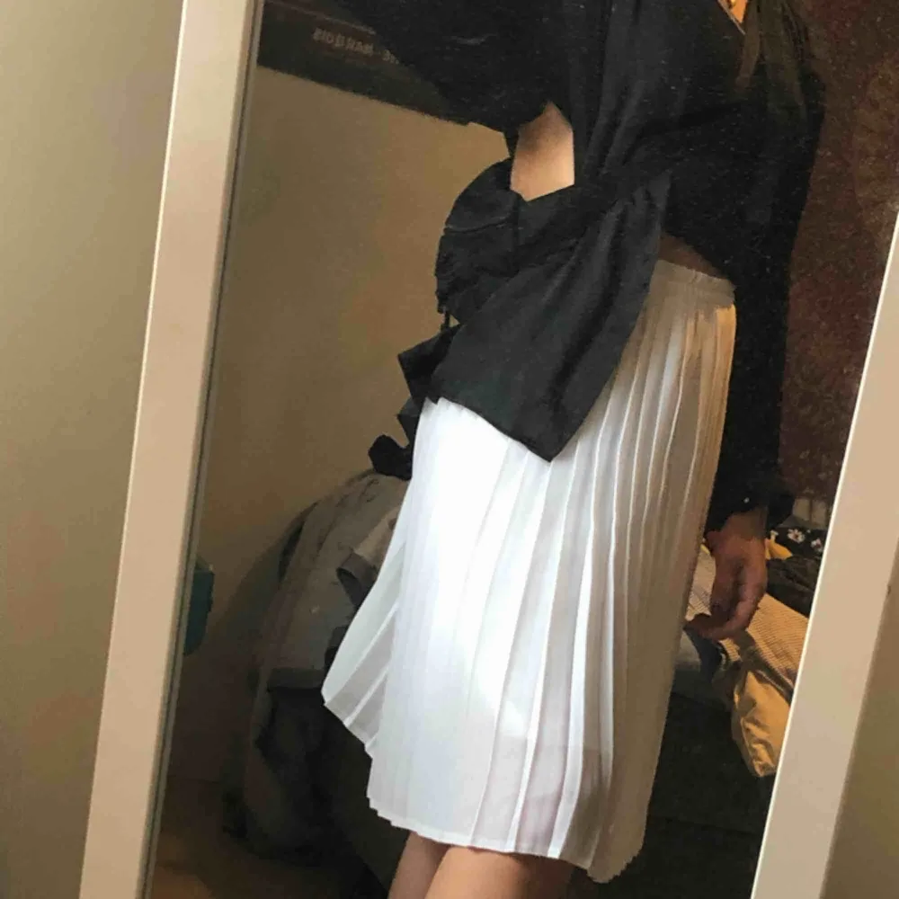 Suuuuuuupersnygg kjol köpt i en second hand affär i Tokyo som heter Chicago för 400kr, är tunn & lätt och samtidigt sjukt snygg! Säljer för den kommer inte till användning. Köparen står för frakt 💞. Kjolar.