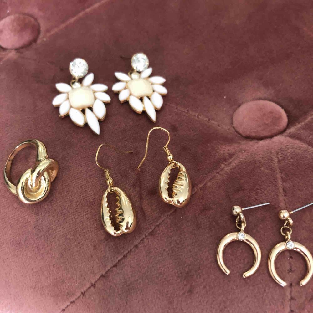 Alla fri frakt! 🌹 Smycken i perfekt skick, vita örhängen: 40 kr, ring: 30 kr, snäckor: 35 kr, ”måne”: 20 kr . Accessoarer.