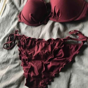  - Superfin bikini, använt fåtal ggr, såklart tvättad! Underdelen är storlek 38 och överdelen 80B Kan såklart fraktas om du betalar frakten, fråga ifall du har frågor så svarar jag direkt!😊💕