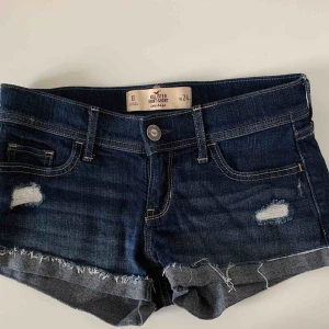  - Sparsamt använda shorts från Hollister med små slitningar. Skicka meddelande för bättre bilder. (Passar en s ungefär)