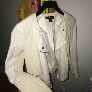 - Snygg höst/vårjacka från h&m, fint skick ser typ oanvänd ut. Kan förhandla priset Kolla gärna in min profil då jag har massa andra annonser ute