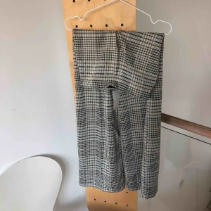  - Ett par mönstrade tjocka utsvängda tighta byxor från HM som aldrig är använda (lappen är på se bild 3). Skriv för mer info/bilder. Frakt tillkommer.