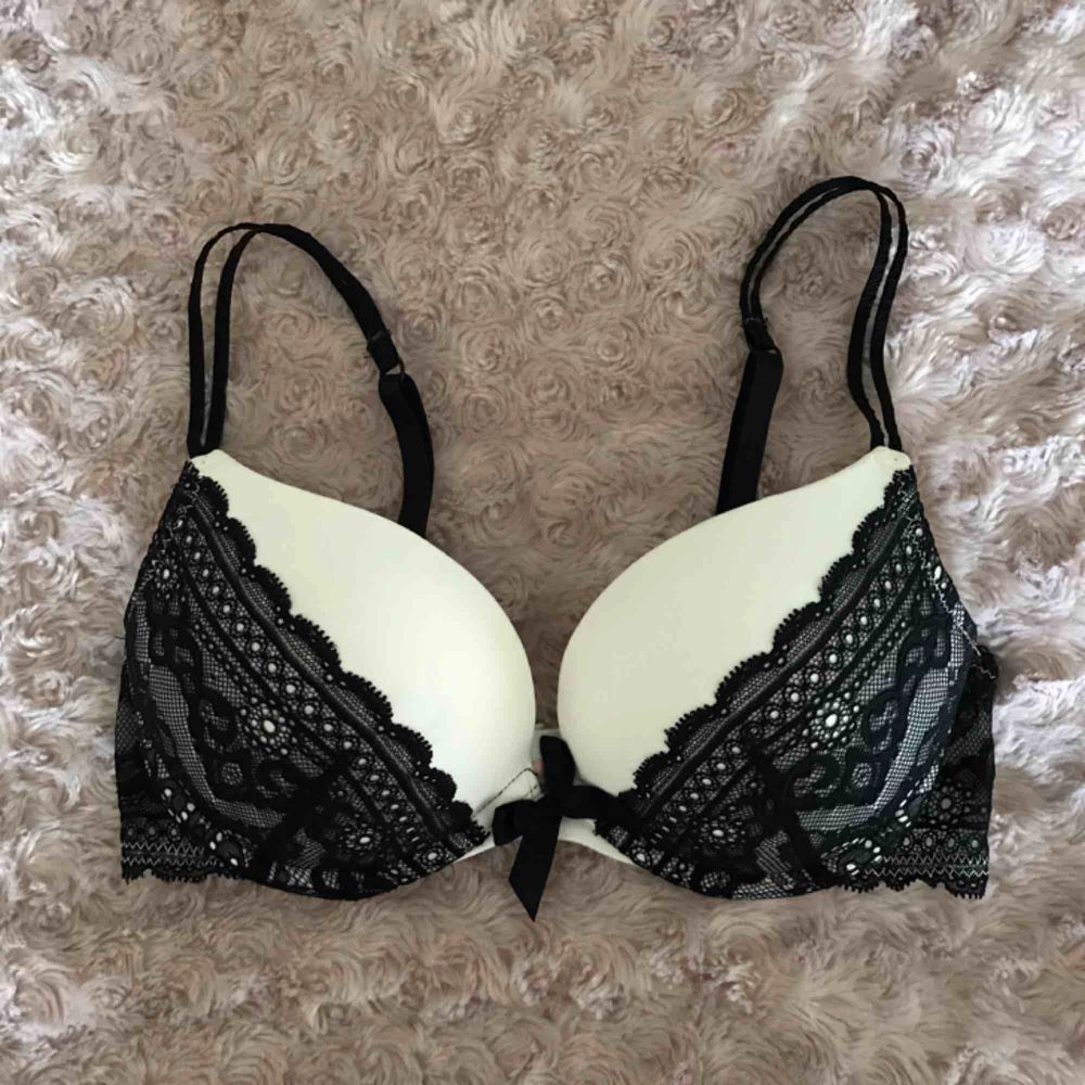 Super-pushup bh från Hunkemöller. Använd ett fåtal gånger. . Övrigt.