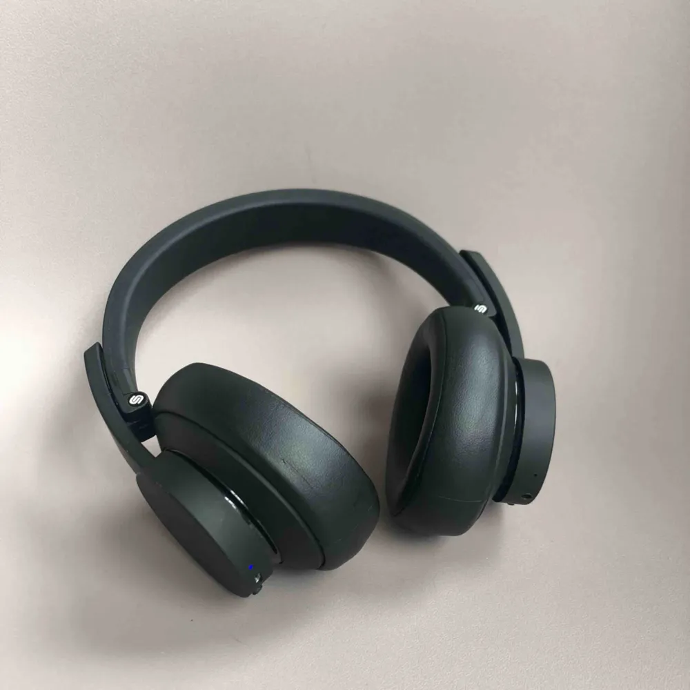 Bluetooth-hörlurar med aktiv brusreducering Wireless Urbanista New York aroundear hörlurar Bluetooth. laddas med USB mini sladd. (Laddare ingår ej)  Ny pris: 1190 kr  Bra skick! Använda cirka 5 gånger    . Övrigt.