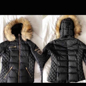  - Säljer min rock and blue jacka som knappt är använd, möts upp å kan frakta men köparen står då för frakt🥰