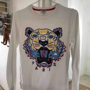  - Jättefin tröja ifrån Kenzo. Använd max 5 gånger och är i väldigt fint skick.