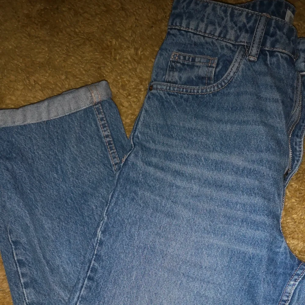 Ett par extremt snygga mom jeans från Zara. Väl använda men fortfarande bra skick. Säljs pga att dom har blivit för stora:(  priset går alltid att diskutera! Köparen står för frakten❤️. Jeans & Byxor.