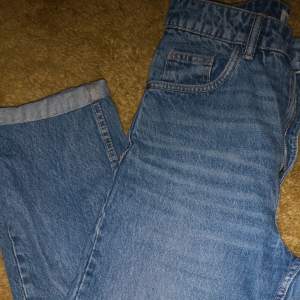 Ett par extremt snygga mom jeans från Zara. Väl använda men fortfarande bra skick. Säljs pga att dom har blivit för stora:(  priset går alltid att diskutera! Köparen står för frakten❤️