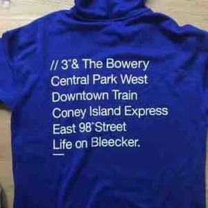  - Mörklila hoodie med avklippta ärmar. Använt en gång. Köpt på H&M. Köparen står för frakt, Annars kan jag mötas upp i Stockholm