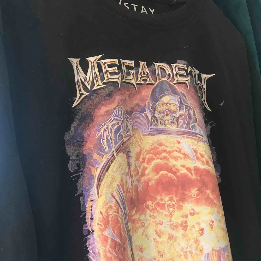 Jättefin Megadeath tröja, super cool! Utan slickningar eller hål. Använd 1-2ggr. T-shirts.