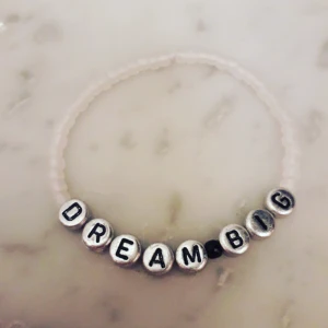 Bokstavsarmband - Designar personliga textarmband- Här ovan syns 1 exemplar på ett"Style Gold&Silver armband-färgen: Silver". Besök min plick för att se mer stilar på designs. Text väljer givetvis alltid du själv som kund♡