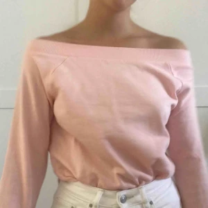 - rosa, fin off shoulder tröja från Gina i lite tjockare tyg! Använd typ tre gånger å säljer för att jag inte trivs i den! storlek S men passar även dig i XS å M, dm:a💗100kr