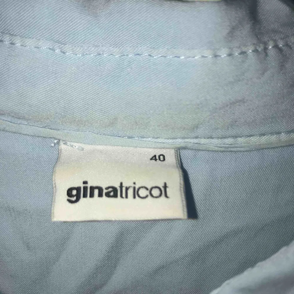 Ljusblå skjorta i stl. 40 från Gina Tricot, 100 % ramie. Skjortor.