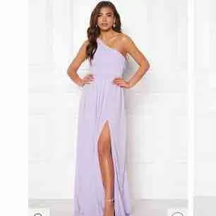 Drömbalklänningen🌸💜 säljer min fina balklänning då den inte kommer komma till användning igen:( Klänningen är ganska lång så jag som är 168cm lång fick ha klackar för att längden skulle bli perfekt och inte släpa i marken🥰🥰. Klänningar.