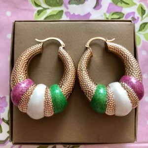  - Superfina och unika örhängen köpta i en liten butik. Aldrig använda☺️ Köptes för 180kr 