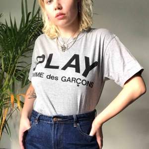 Comme Des Garcons tröja  Köpt på Nitty Gritty i sthlm Använd ca 2 gånger  🦋fraktas eller möts upp i Sthlm🦋  Storlek L men passar 36-38