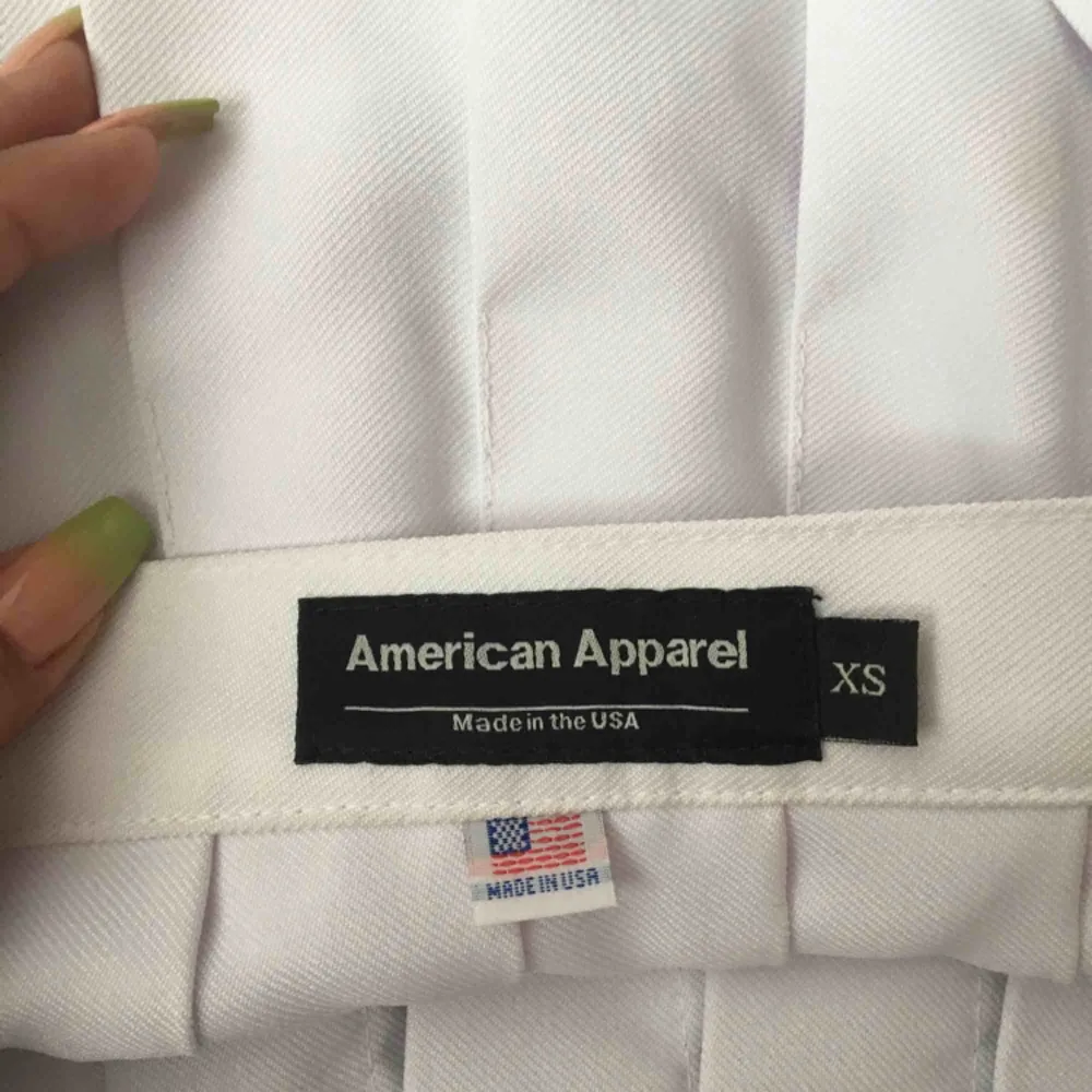 Äkta American Apparel vit tenniskjol, endast använd en gång. (Org pris 400kr). Kjolar.