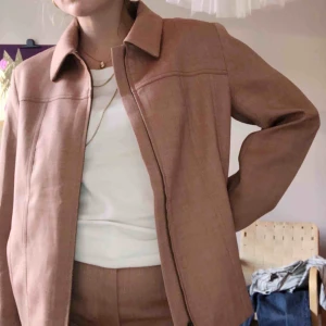  - Oanvänd jacka/kavaj  från cos. Säljer tillhörande byxor, fint att ha som set! 