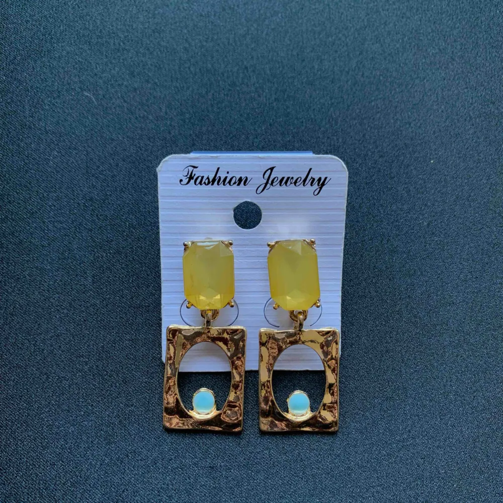 Guldfärgat örhängen med gul ”diamant” (oanvänd)  Frakt + 9 Kr . Accessoarer.