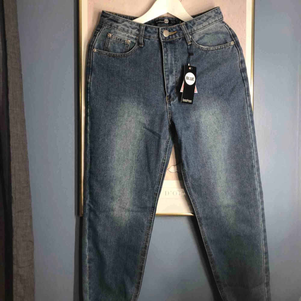 Helt nya högmidjade mom jeans från Boohoo. Storlek 38 som jag vanligtvis har på jeans men dessa är väldigt små på mig så skulle säga att det mer är en  36 Köparen står för frakten . Jeans & Byxor.