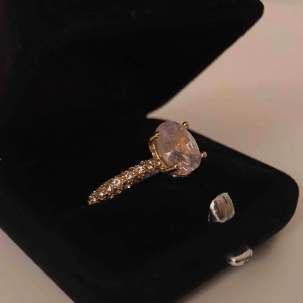 Jätte fin guldaktig ”diamant” ring ✨ Exakta storlek på ringen: 17 Fri frakt!. Accessoarer.